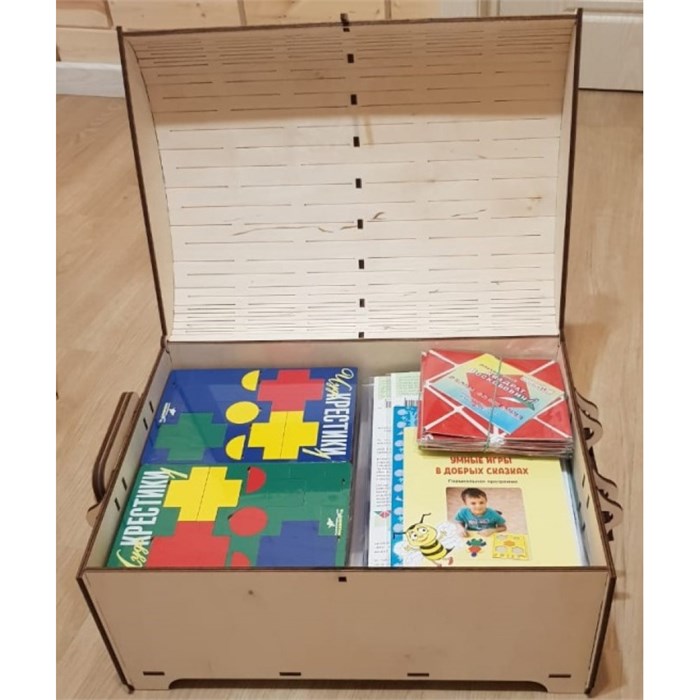 Общий комплект ко всем программам по сказкотерапии (три программы + USB-флеш + игры) в упаковке "Сундучок сказок" (дерево) (3-7 лет; на группу 10 человек) КОМ-005